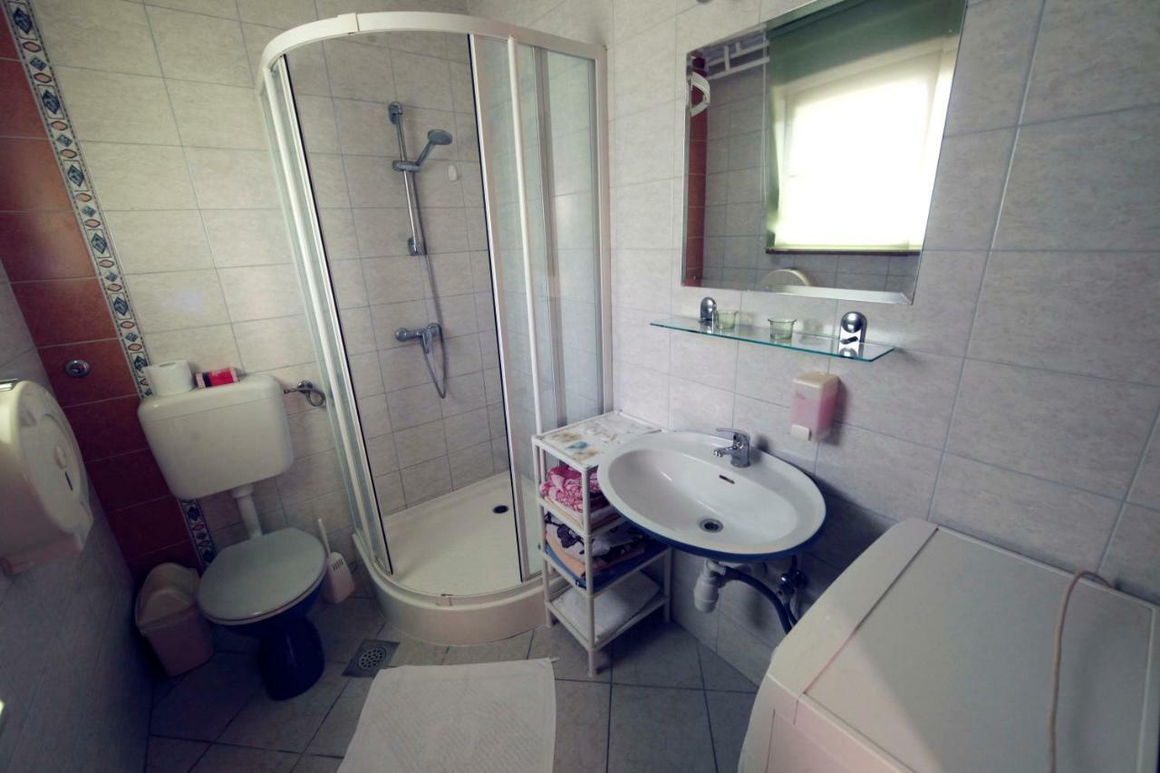 Rooms Ribnikar Постойна Екстер'єр фото